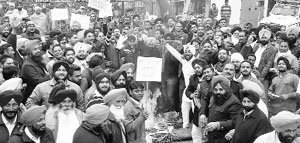 Leaders and supporters of the Youth Akali Dal burn an effigy of Congress leader Partap Singh Bajwa in front of the Mohali Deputy Commissioners office on Wednesday