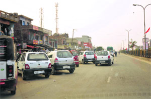 Vehicles parked illegally on the Pathankot-Jammu highway.