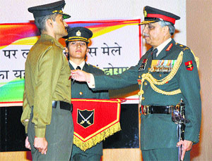 Lt Gen Sanjiv Chachra, GOC-in-C, Northern Command, presents a gallantry award during the investiture ceremony held in Akhnoor on Army Day on Wednesday. 