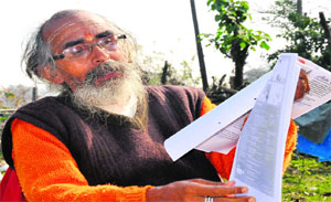 Matra Sadan ashram founder Swami Shivanand speaks about illegal quarrying at Jagjeetpur in Haridwar on Thursday.