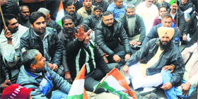 Congress workers stage a dharna on Ferozepur Road in Ludhiana on Thursday.