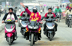 Shankar Samrat drives a bike blindfolded in Jalandhar on Friday