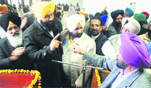 Independent councillor Daljit Singh Grewal (pink turban) enters into a heated argument with Akali councillor Tanvir Singh Dhaliwal (yellow turban).