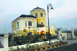 Rs 8,000 to Rs 12,000 per sq yd; independent floors priced at Rs 30 lakh onwards and more than 25 villas