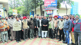 Protesters outside the Amloh police station on Saturday.