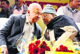 Sushilkumar Shinde with RJD chief Lalu Prasad in Patna on Saturday