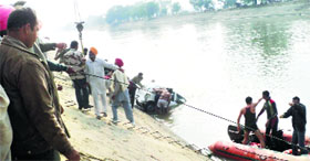 Divers search for the victims in the Rajasthan feeder canal in Muktsar on Saturday.