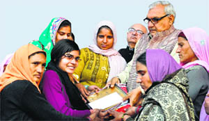 Chief Minister Bhupinder Singh Hooda honours a member of the Mahila Kisan Samooh in Jhajjar on Sunday. 