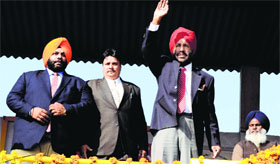 THE LIVING LEGEND: Flying Sikh Milkha Singh waves at spectators during the Jarkhar Sports Festival that concluded near Ludhiana on Sunday.