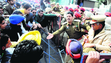 The police try to stop SAD-BJP protesters outside Union Minister Manish Tewaris house in Ludhiana on Monday