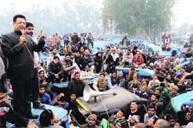 Vice-president of the state Congress unit Suryakant Dhasmana addresses the protesting Vikram operators at Parade Ground in Dehradun on Tuesday