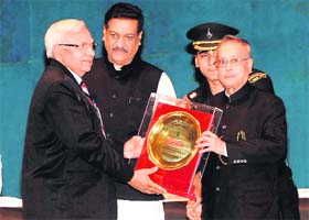President Pranab Mukherjee handing over the first prize for JRF excellence to the Registrar of Pantnagar Agricultural University, Dr JP Pandey