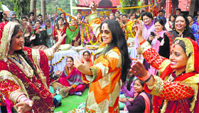 Singer Illa Arun dances with students during Jashan-e-Virasat at Government Gandhi Memorial Science College in Jammu on Tuesday.