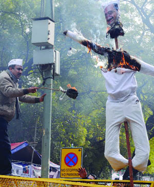 Congress workers burn an effigy of Chief Minister Arvind Kejriwal at Jantar Mantar in New Delhi on Thursday.
