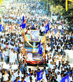 The funeral procession of the Dalit poet Namdeo Dhasal in progress. The crowds are an indication of his power over the people