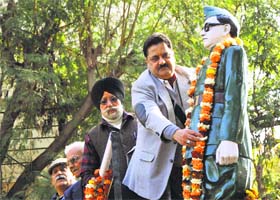 Kiran Wattal , Commissioner, Municipal Corporation, garlands a statue of Netaji Subhas Chandra Bose on his 117th birth anniversary in Jammu on Thursday