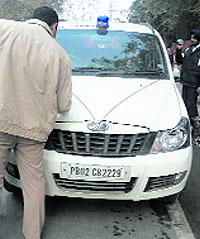 A policeman challans a vehicle with blue beacon atop it in Ludhiana on Saturday