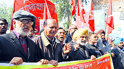 The CPI and CPI (M) cadres take out a rally in Ludhiana on Saturday