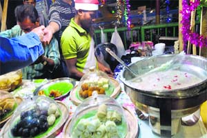 A vendor selling chicken and egg roll, the favourite street food of Kolkatans