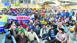 Members of the Joint Action Committee of traders gherao the residence of MLA Manoranjan Kalia over their demands of not levying advance tax, timely VAT refund and reduction of property tax on commercial buildings in Jalandhar on Monday. Photo: Sarabjit Singh