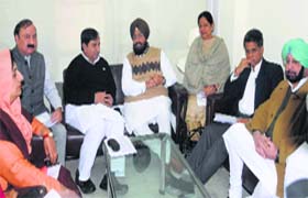 Shakeel Ahmed, Partap Bajwa, Capt Amarinder Singh, Manish Tewari, RK Bhattal and other Congress leaders during a meeting in Chandigarh on Monday