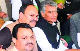 CLP leader Sunil Jakhar and other leaders during a protest