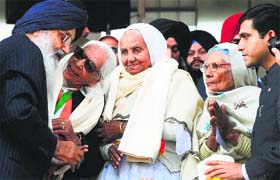 Punjab Chief Minister Parkash Singh Badal hears out freedom fighters in Ludhiana on Republic Day