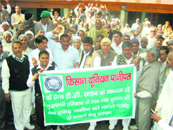 Members of the Bhartiya Kisan Union stage a protest in support of affected Sutana farmers in Panipat on Tuesday. Photo by writer