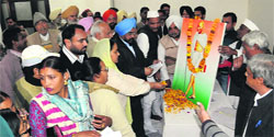 Congress workers pay tributes to Mahatma Gandhi on his death anniversary in Bathinda on Thursday. Tribune photo: Pawan Sharma