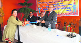 RK Bahuguna, Deputy General Manager, ONGC, gives away a prize to a participant during the Oil and Gas Conservation Fortnight in Dehradun on Thursday.
