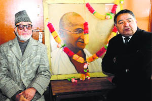 Senior Congress leaders paying tributes to Father of the Nation Mahatma Gandhi on his death anniversary in Srinagar on Thursday.