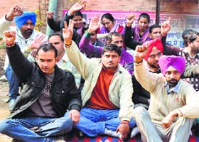 Employees of the tuberculosis wing of the Health Department hold a protest in Ludhiana
