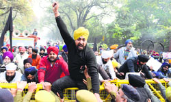 Akali workers protest outside the Congress office in New Delhi on Thursday. Tribune photo: Mukesh Aggarwal