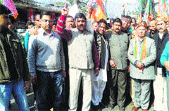 Shanta Kumar with party workers at Palampur on Friday. Photo: Ravinder Sood