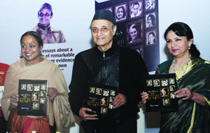 Lok Sabha Speaker Meira Kumar (L), along with film personality Sharmila Tagore (R), releases a book, Meeting with Remarkable Women, by Rajya Sabha MP Dr. Karan Singh (C) in New Delhi 