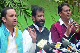 AAP MLA Vinod Kumar Binny (R), JD(U) MLA Shoaib Iqbal and Independent MLA Rambeer Shokeen, during a press conference in New Delhi on Sunday