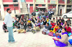 Jagsir Sahota, president of the ETT teachers union, addresses members of the union in Bathinda on Monday. Tribune photo