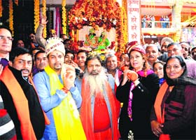 Hamirpur MP Anurag Thakur and Punjab CPS Navjot Kaur Sidhu inaugurate a religious procession in Una