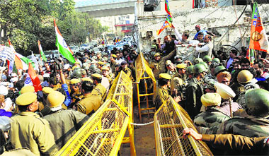 Activists of AAP (L) and BJP (R) near BJP leader Arun Jaitleys residence in New Delhi on Tuesday. 