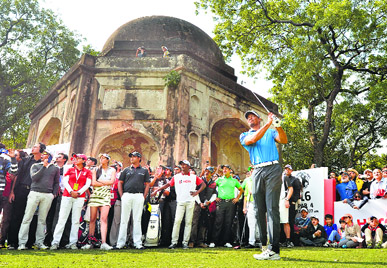 The worlds No. 1 golfer Tiger Woods kept his date with the Delhi Golf Course on Tuesday.