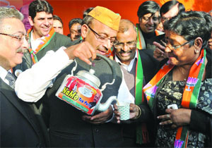 Delhi BJP president Vijay Goel offering tea during the Namo Tea Party , a part of the campaign to seek votes for Narendra Modi at Patiala House Courts in New Delhi on Wednesday.