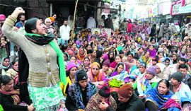 AIE/EGS teachers intensify their protest after the death of the teachers infant daughter in Bathinda on Thursday.
