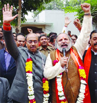 Delhi BJP president Vijay Goel with Rashtrawadi Shiv Sena president Jai Bhagwan Goel and his supporters at the party office in New Delhi on Thursday.