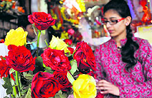 A girl buys a bouquet of roses in Jammu