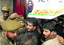 The police detain separatist leaders in Srinagar on Thursday
