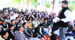 Dushyant Singh Chautala addresses a Yuva Manthan at Ellenabad in Sirsa on Friday. A Tribune photograph 
