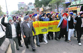 Members of the Punjab Government Pensioners Association on their way to join the ongoing dharna of AIE/EGS teacher