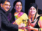 Rajya Sabha MP Tarun Vijay gives an award to a student of KMV College