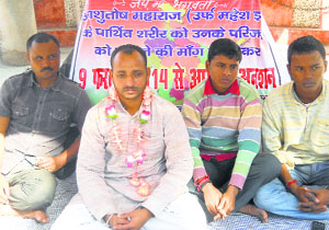 Ashutosh Maharajs family members during their fast in Lakhnaur village of Bihar on Sunday.