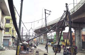 Electricity poles obstruct traffic in Ludhiana